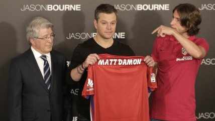   Matt Damon posó con la camiseta de Atlético Madrid en España 
