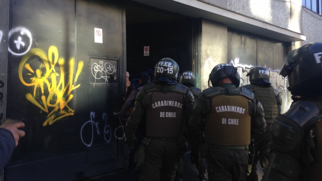 Carabineros desalojó el Instituto Nacional tras 50 días de toma
