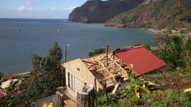 Habitantes de Juan Fernández trabajan en reparar viviendas