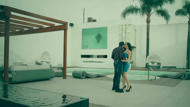 Emiten orden de arresto contra cantante mexicano por apología del delito