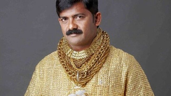 Asesinaron al millonario indio famoso por la camisa de oro más cara del mundo