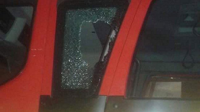 Turba agredió a bomberos en Coquimbo: Un herido y daños en carro