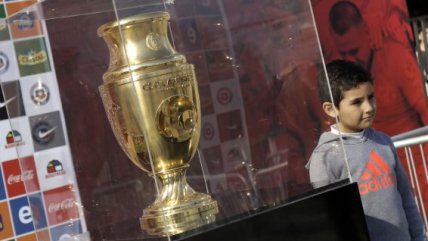 La Copa América Centenario fue exhibida en el frontis del Museo de la Selección
