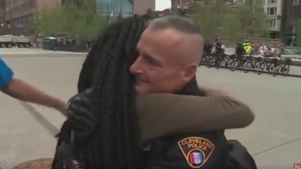   EEUU: Emotivo gesto de policía da la vuelta al mundo 