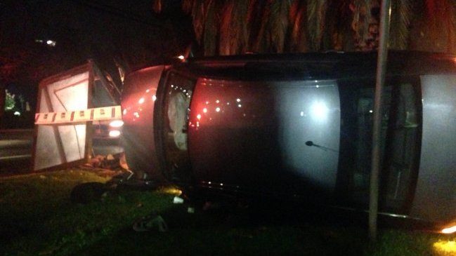 Nueva disputa entre taxistas y Uber terminó con un vehículo volcado en Vitacura