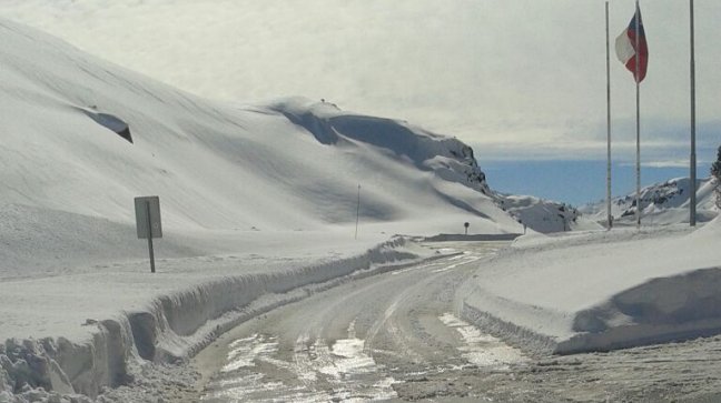 Vialidad trabaja para despejar nieve en paso fronterizo Pehuenche