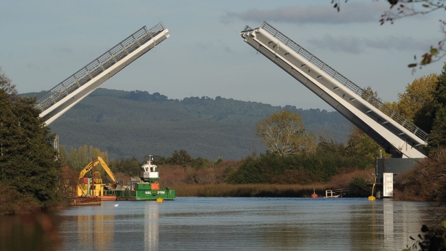 Mantener alzados los brazos del Puente Cau Cau cuesta un millón de pesos al día