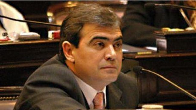 Ex senador argentino declaró ante juez por intentar viajar con 30 mil dólares