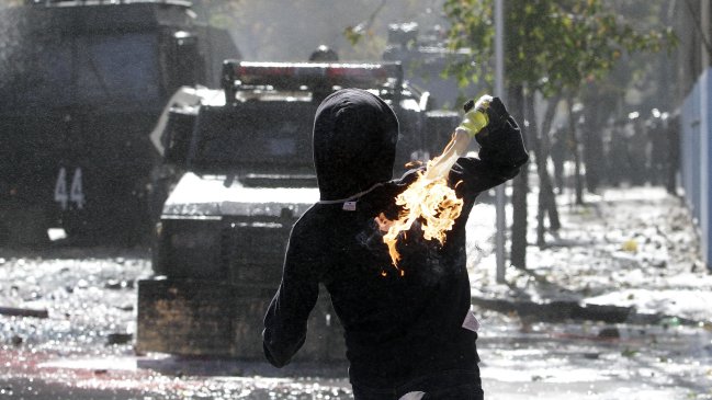 Comerciante resultó herido al recibir bomba molotov durante manifestación en Usach