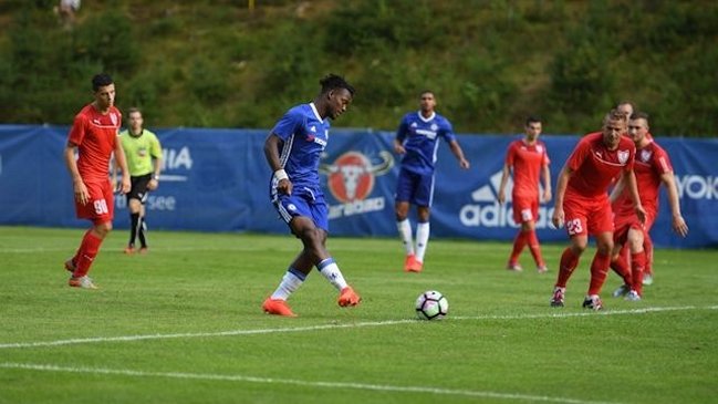 Cristián Cuevas jugó en goleada de Chelsea ante un club austríaco