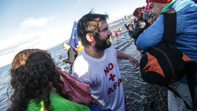 Dos mil valientes se lanzaron al Estrecho de Magallanes en tradicional 