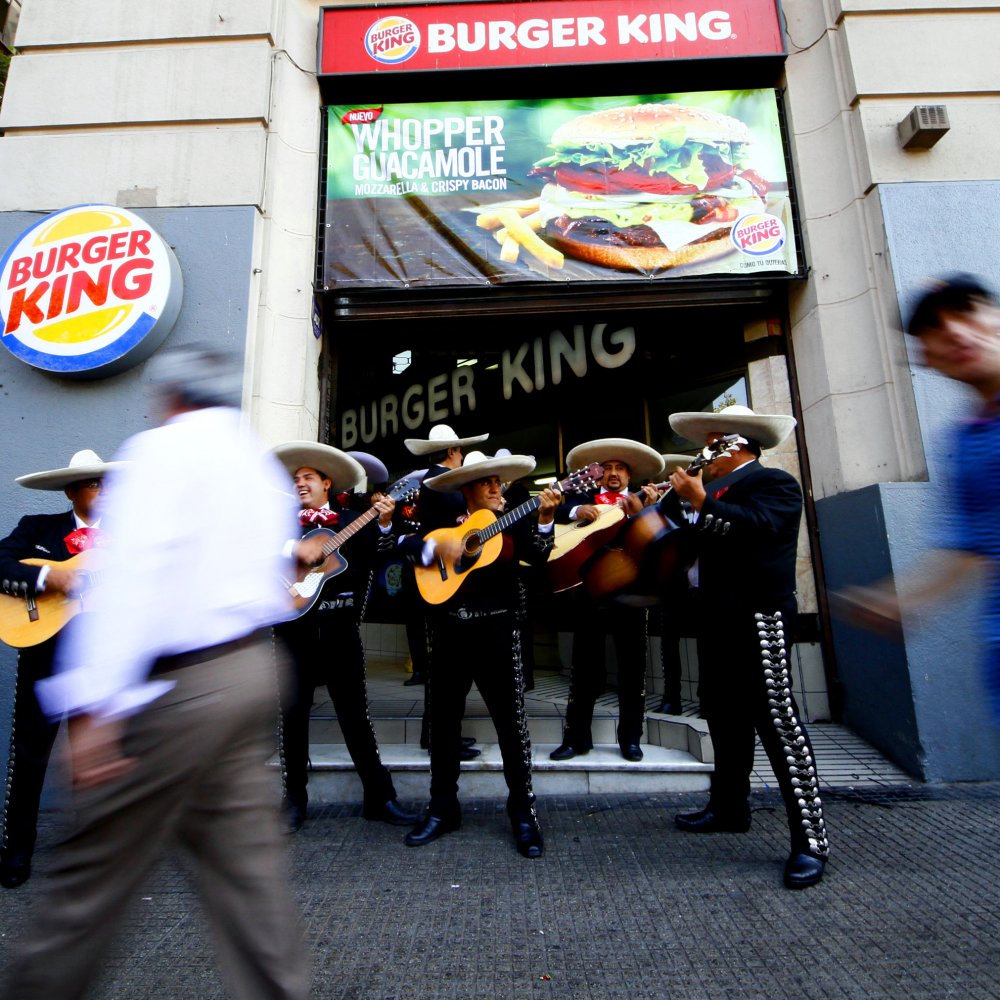 Minsal prohibió a Burger King regalar juguetes junto a menú infantil