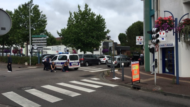 Un sacerdote y dos secuestradores murieron en toma de rehenes en iglesia de Normandía