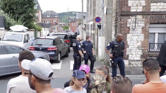 Hollande afirmó que los secuestradores en iglesia de Normandía eran 