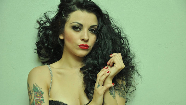 Mon Laferte recibió disco de platino en México