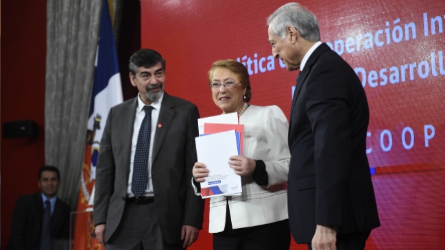 Presidenta Bachelet recibió la estrategia para la cooperación internacional de Chile
