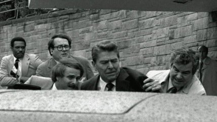  Liberarán al hombre que intentó matar a Reagan  