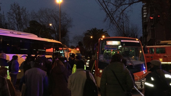 Colisión entre dos microbuses dejó una treintena de lesionados en Viña del Mar