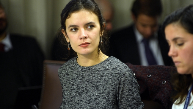 Camila Vallejo calificó como un error solicitar renuncia a rectora Roxana Pey