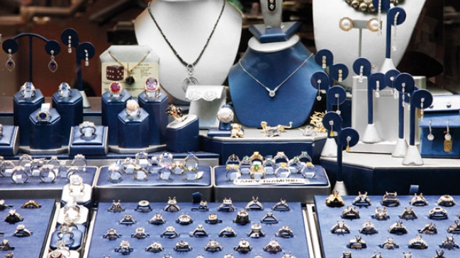 Turista pagó casi un millón de dólares por joyas falsas en Nueva York