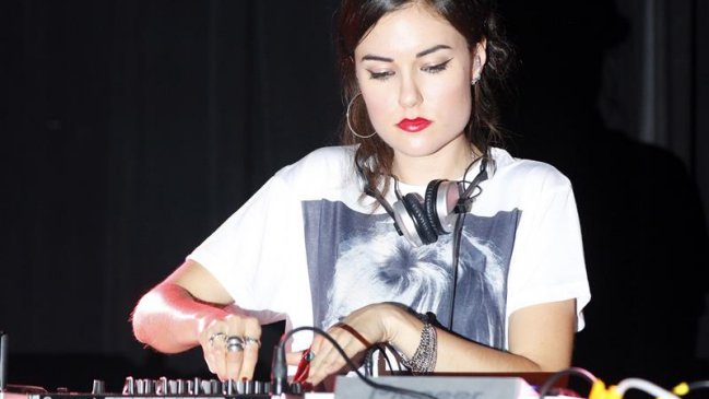 Ex actriz porno Sasha Grey ofreció concierto en Santiago como DJ electro house