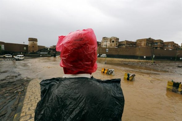 Las lluvias torrenciales han golpeado la antigua ciudad de Sana'a y la mayoría del territorio de Yemen, en medio de la época estival en donde el termómetro marca altas temperaturas.