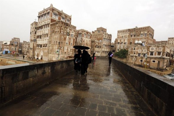 Las lluvias torrenciales han golpeado la antigua ciudad de Sana'a y la mayoría del territorio de Yemen, en medio de la época estival en donde el termómetro marca altas temperaturas.