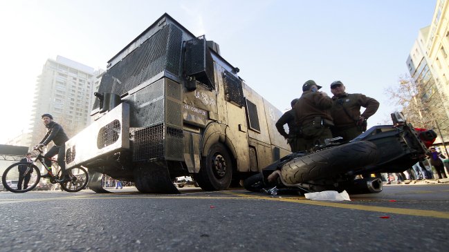 Carro lanzagua protagonizó colisión en el centro de Santiago