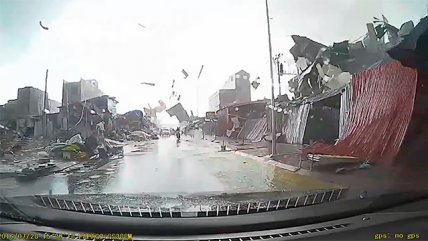   Los esfuerzos de un automovilista para escapar de un tornado en Vietnam 