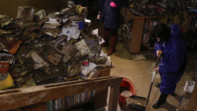 Artistas crearán obras con libros de Catalonia destruidos por inundación