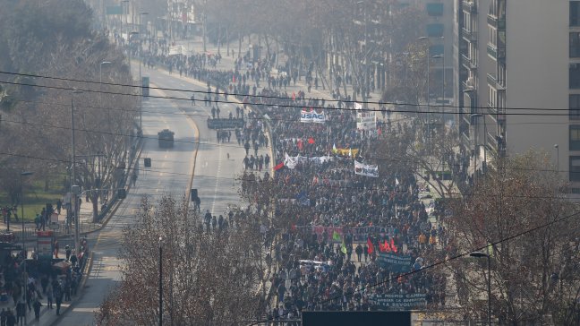 Estudiantes protagonizaron masiva marcha en Santiago