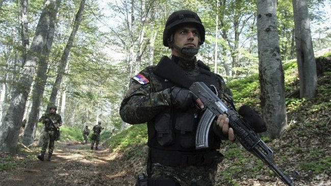 Refugiados fueron interceptados al entrar en Serbia escondidos en dos furgones