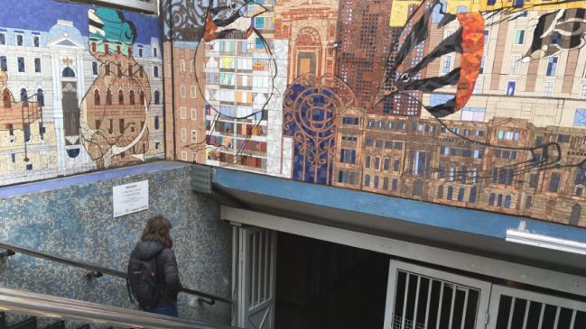 Mural elegido por usuarios y vecinos adorna la estación Universidad Católica