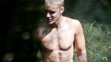 Justin Bieber fue descubierto desnudo junto a su novia en Hawaii