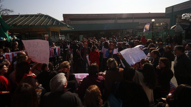 Usuarios y trabajadores del Hospital San José protestan por mejores condiciones