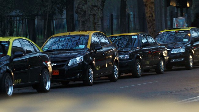 Taxistas contraatacan y lanzan aplicación para hacer frente a Uber