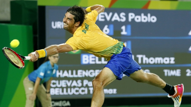 Bellucci salvó el honor de Brasil al vencer a Pablo Cuevas y avanzar a octavos