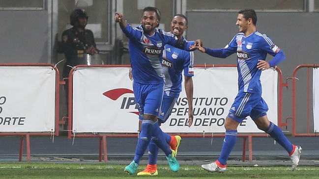 Emelec sacó medio boleto a segunda ronda tras golear Universitario en Lima
