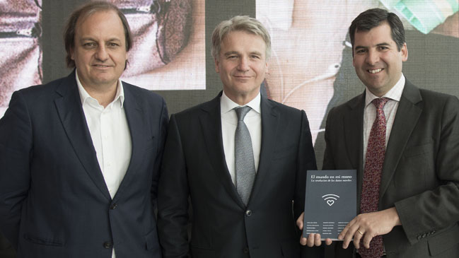 Lanzan libro que refleja el impacto del internet móvil en los chilenos