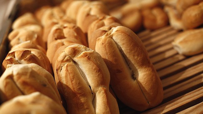 ¿La marraqueta en riesgo? La advertencia de los panaderos por metas del Minsal
