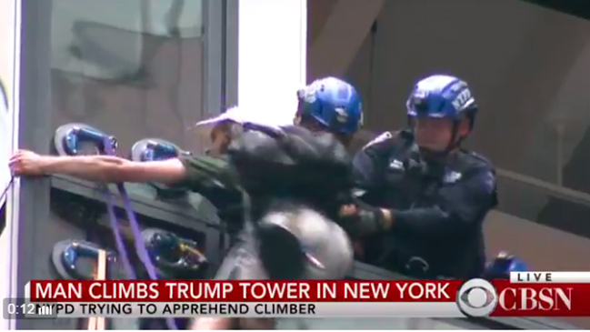 Policía detuvo a hombre que escaló la Torre Trump en Nueva York