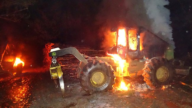 Al menos 15 encapuchados armados quemaron maquinaria en Cañete