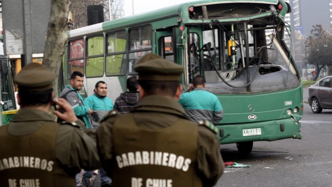 Accidente entre bus del Transantiago y un furgón dejó una persona fallecida