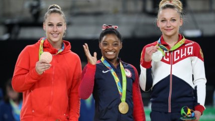   Simone Biles se adueñó de la final del salto femenino 