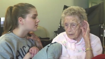   Mujer con Alzheimer recordó canción que su bisnieta le cantaba 