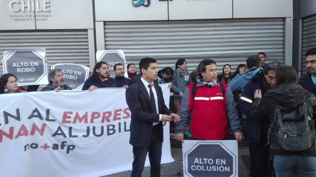 Estudiantes y trabajadores protestaron en Superintendencia de Pensiones