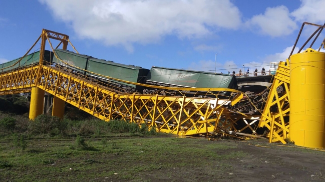 Gobernador apuntó a fatiga de material como causa del colapso de puente en el Toltén