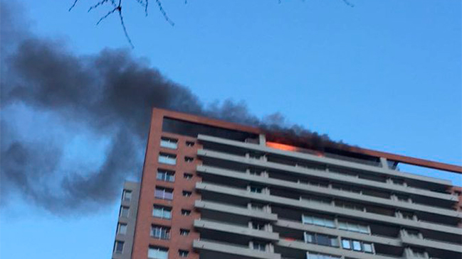 Bomberos controló incendio en azotea de edificio en Ñuñoa