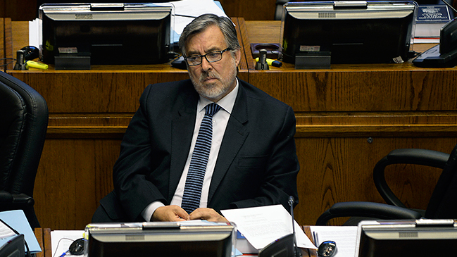 Guillier irrumpe en encuesta CEP: Lidera evaluación positiva seguido por Piñera