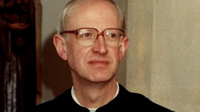 Cura británico enfrenta cargos por abusos sexuales contra cinco adolescentes